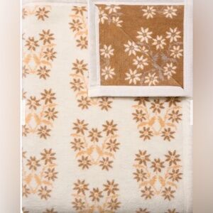 NEW w/Tags ChappyWrap Blanket Highlands Floral Yellow Chappy Size